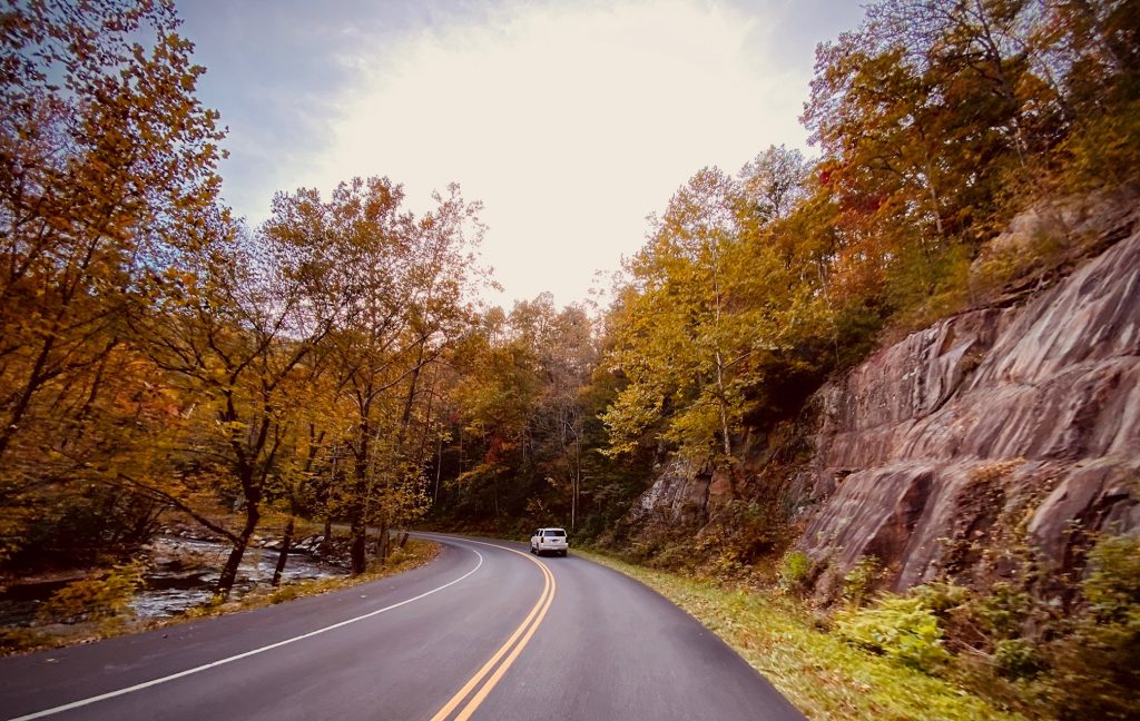 The Great Smoky Mountains National Park is home to many scenic drives. The scenery looks the most magical during Fall Foliage in Autumn. 
